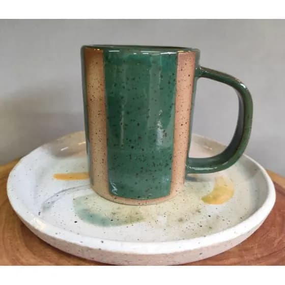 conjunto de prato e caneca de cerâmica.
