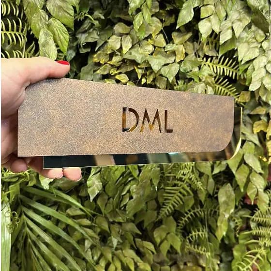 Placa Premium de Sinalização em Acrílico na Cor Aço corten. NOVIDADE!!!
