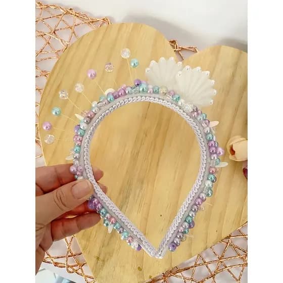 Tiara infantil Sereia com conchas branca.