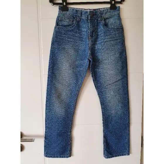 calça jeans clara, tamanho 10 anos.
