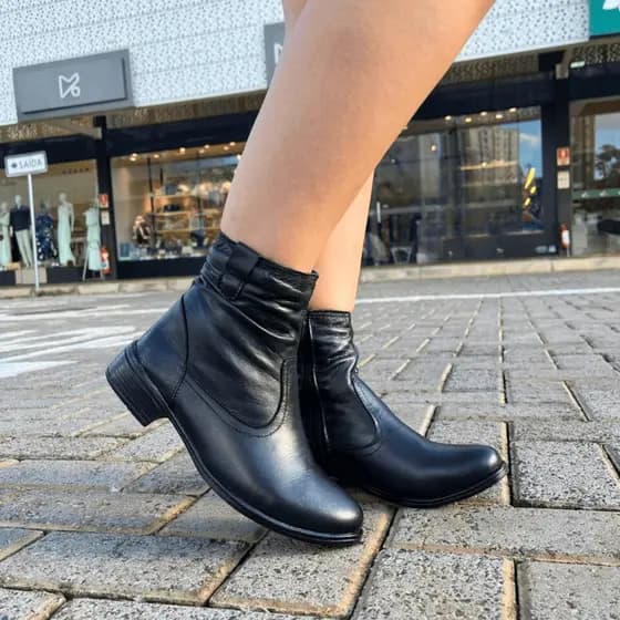 Bota Feminina Cano Curto em couro Legitimo