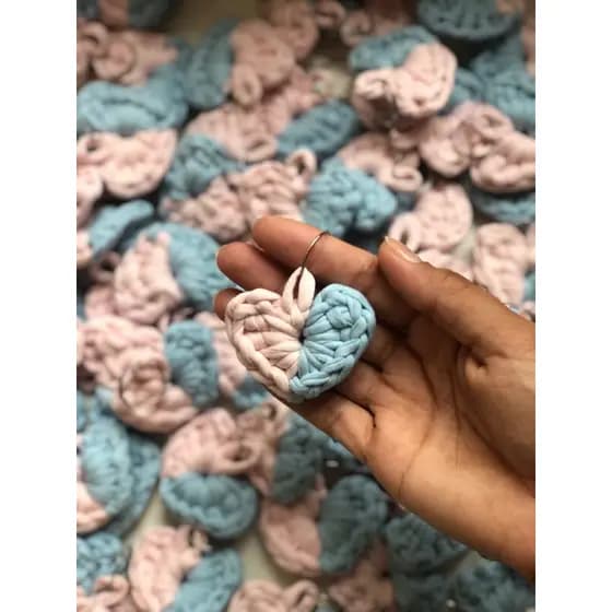 Kit 10 Chaveiros para chá revelação duas cores em fio de malha maternidade/ chá revelação /lembrancinha/ personalizado