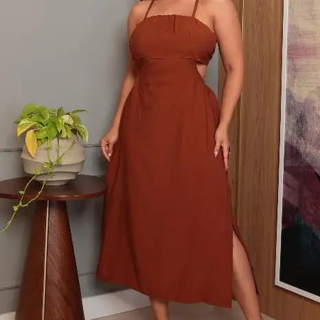 vestido liso com fendas laterais