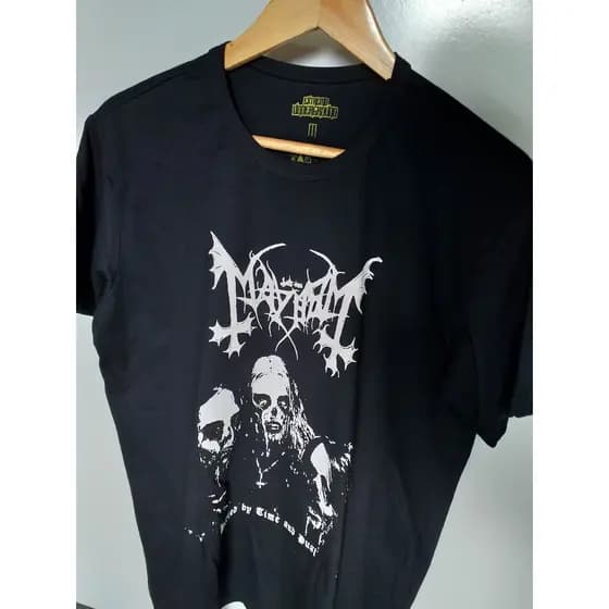 Camisa de rock buried by time and dust