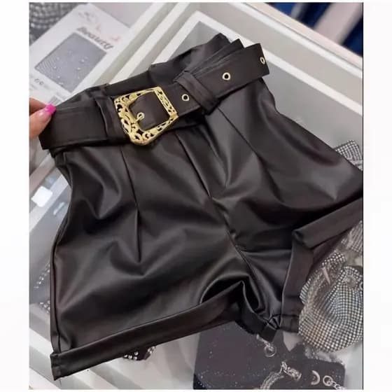 Shorts Feminino Couro Fake Cintura Alta Com Cinto Fivela Preto