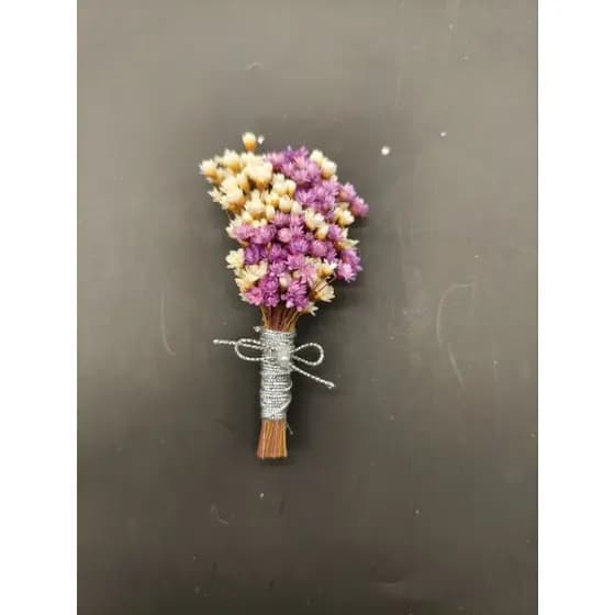 19/20/21 Lapela lilás com flores de sempre viva para noivo e padrinhos de casamento