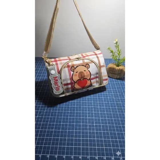 Bolsa Slim Capivara. Bolsa passeio Personalizada com chaveiro nome.