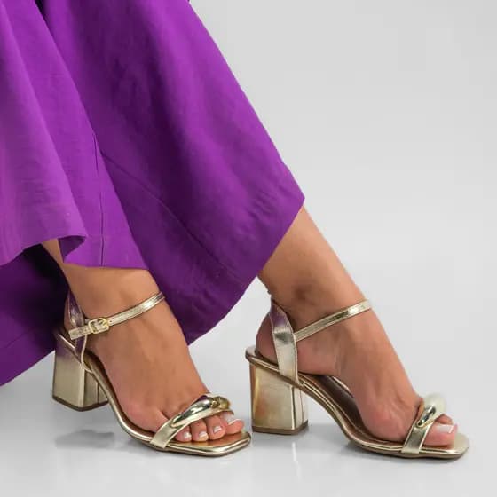 Sandália Feminina de Salto baixo Casual Aplicação dourada Boton Elegante