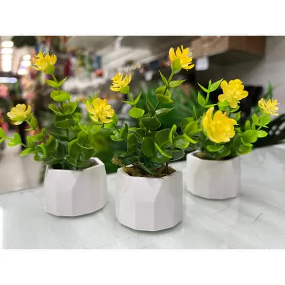 Kit com 3 arranjo de florzinha amarelo no vaso de gesso mini
