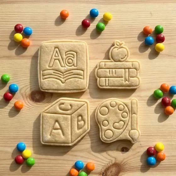 Escolar Volta às Aulas Kit Cortadores de Biscoito (4 Peças) Carimbo Livro ABC diversão Lembrançinha Caderno