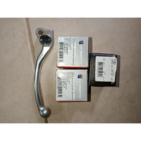 3 Filtros de óleo Dafra next 250 novos , mais uma manete de freio original usada.