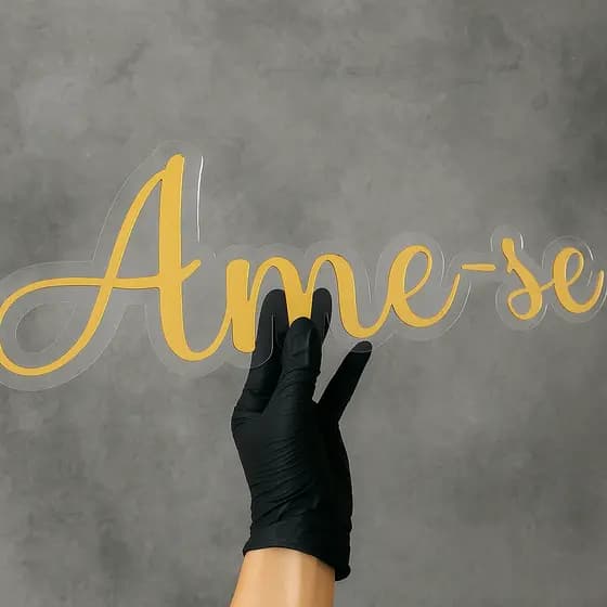 Placa Decorativa Ame-se em Acrílico 60x19,5cm Letreiro Dourado para Parede