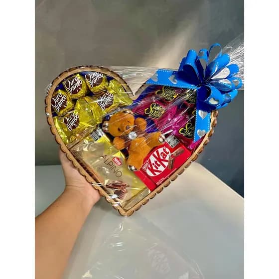 Cesta Presente Coração De Chocolate Com Chocolates E Pelúcia Namorados, pai, mae