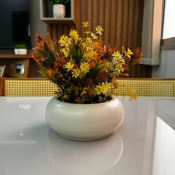 Arranjo Decorativo com Folhagem Estilo Outonal em Vaso Fendi de Cerâmica – 25cm
