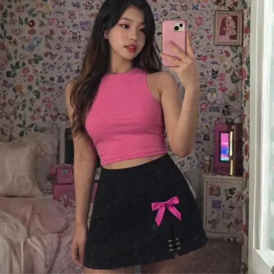 Conjunto Soft Girl Korean Cropped Rosa Liso e Saia Coquette com Laços Rosa e Alfinetes