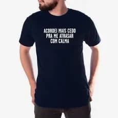 Camiseta Masculina Frase Acordei Mais Cedo Atrasar Com Calma Lançamento Novo Top