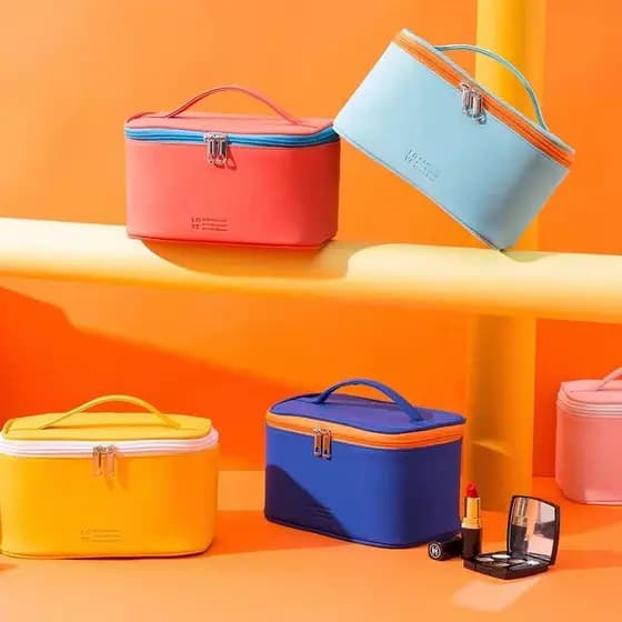 Necessaire bolsa feminina em couro pu para organizar maquiagem. Impermeável com zíper e alça colorida.