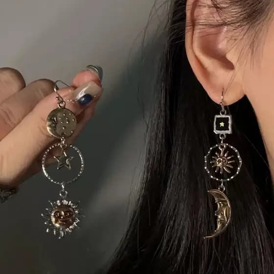 Brincos de Pendurar Assimétricos Sol e Lua Boho-Chic para Mulheres