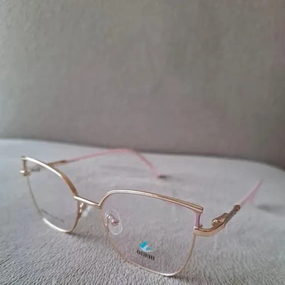 Armação para óculos de grau gatinha de metal dourada com detalhe feminina gatinho estilosa modelo BQ8852