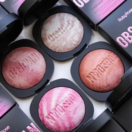Blush Carved In Marble Obsidian iluminador Multifuncional by Ruby Rose