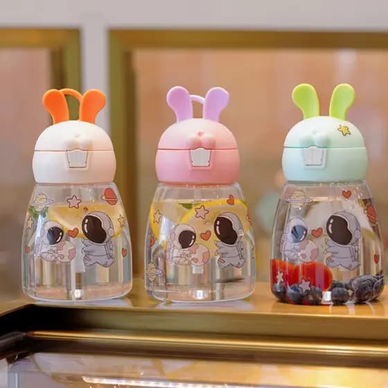 Garrafa Infantil Com Canudo de Silicone e Alça 550ML Com Orelhas de Coelho Com Adesivos 2D