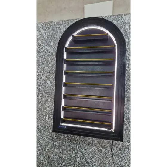 Arco romano com Expositor, preto, e barra de proteção dourada