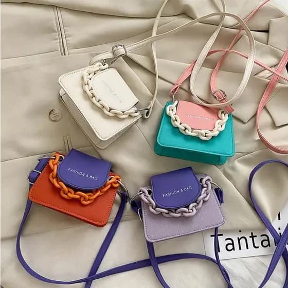 Bolsa pequena minibag com corrente e alça regulável na mode tendência 2021 blogueira