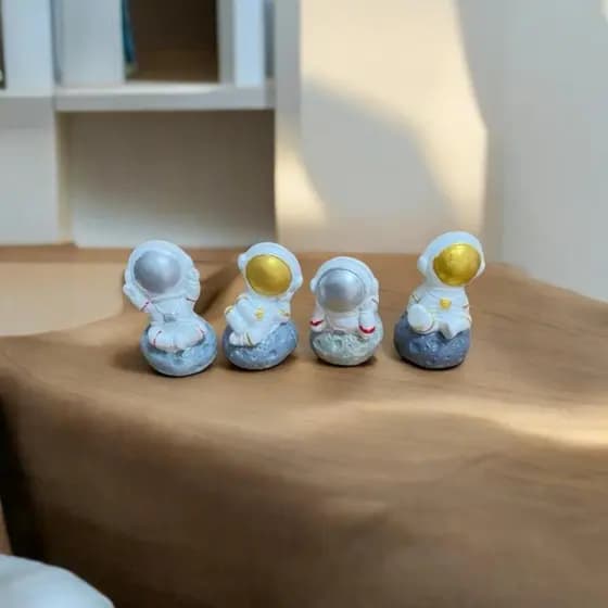 Kit com 4 Estátuas Nasa Astronautas 3x5.5cm ONXY