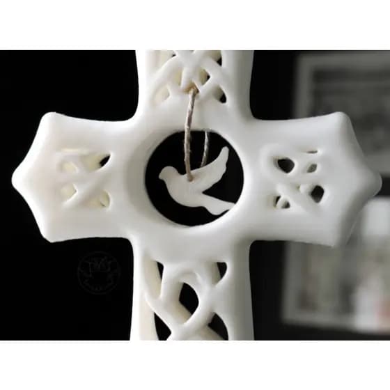 Cruz Ornamental com Pomba do Espírito Santo – Símbolo de Fé e Proteção para Seu Lar