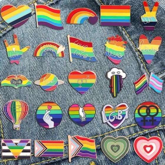 27 Estilo LGBT Design Arco-Íris Criativo Coração Yeh Finger Pin Broche Alfinetes De Metal Crachá Denim Esmalte Lapela Jóias Presente Mulheres