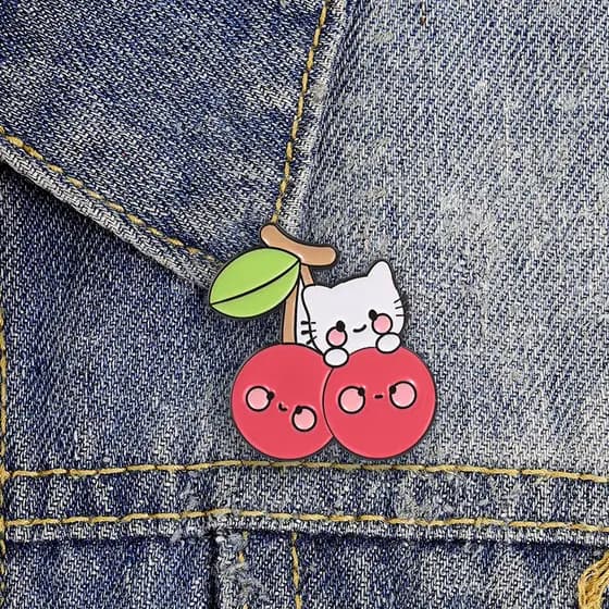 Brincalhão Gato Cereja Esmalte Broche Moda Acessórios De Roupas Mochila Crachá Presente