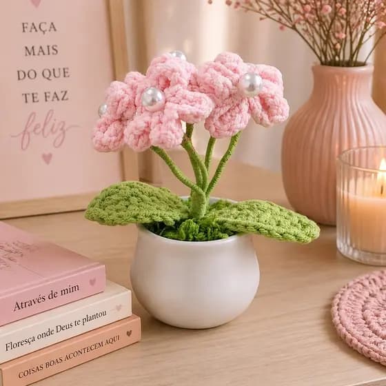 Flor decorativa em crochê com vaso plástico 10cm - Sortida