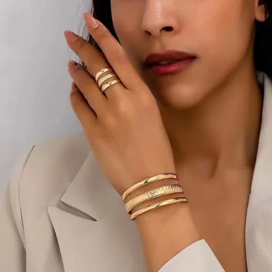 Conjunto Brilho Clássico – Pulseira Bangle + Anel, Semijoia Ajustável