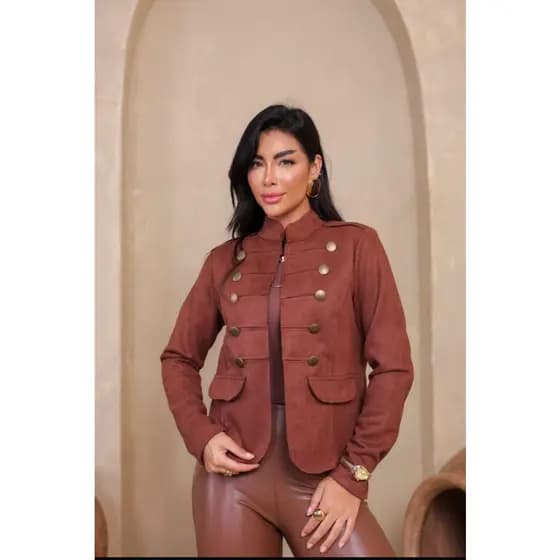 Sued Femenino, Look Casual Chic, Detalhes em Botão, Elegante, Confortável, Excelente Caimento, Inverno, Dia e Noite.
