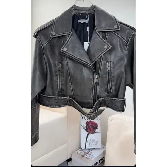 Jaqueta de couro com fivela estonada estilo jeans