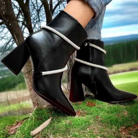 Bota Feminina Cano Curto Vizzano Salto grosso detalhe em tiras Strass