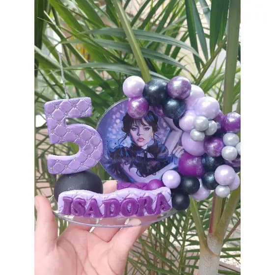 vela personalizada da Wandinha em biscuit