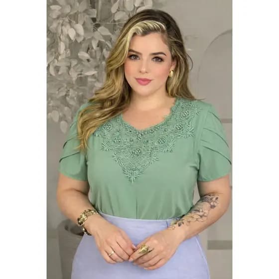 Blusa Camisa Verde Oliva Claro Plus Size G3 G4 Detalhes em Pérolas Manga Curta Renda Social Evangélica Social Bordada