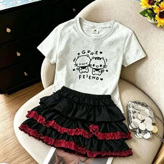 Conjunto fofo de verão em estilo escuro, com saia curta, camiseta e conjunto estampado com bordas vermelhas, apresentand