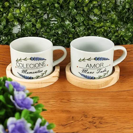 Kit 2 Xicaras Canecas Porcelana 150ml C/ Pires Redondo de Madeira Pinus Frases Sortidas