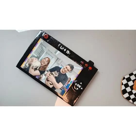 Porta-Retrato Câmera Digital Y2K | Moldura para Foto Aesthetic Anos 2000 | Decoração Artesanal em Cerâmica Fria