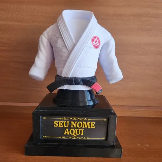 Troféu kimono com logo jiu-jitsu judô karatê personalizado colecionável graduação artes marciais