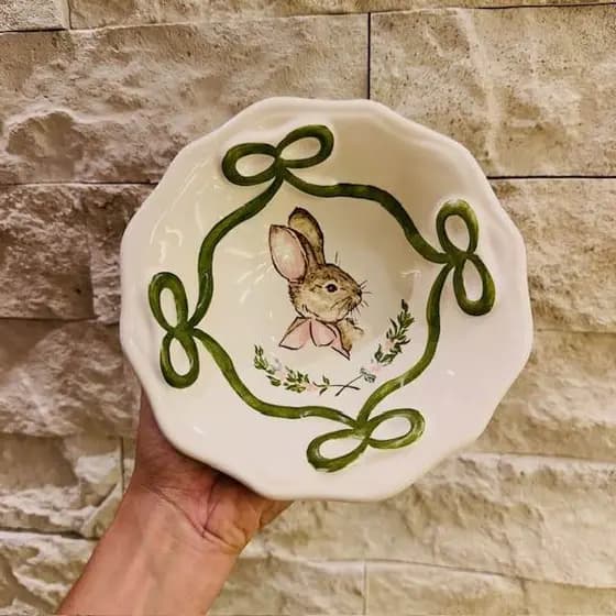 Bowl Cerâmica Coelho Charlotte com Laço Verde Pintado à Mão Luiz Salvador 15cm
