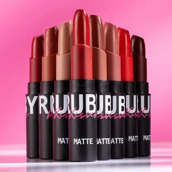 Batom Matte Ruby Kisses - Nude Rose, Kiss Red, Warm Sienna, Red Carpet, Brown Sugar, Extreme Coral, Rosy Brown, Sinful Red RK 3,5g