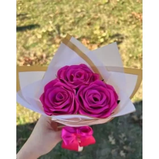 Buquê de rosas de cetim,buquê eterno,rosas eternas,buquê c 3 rosas de cetim