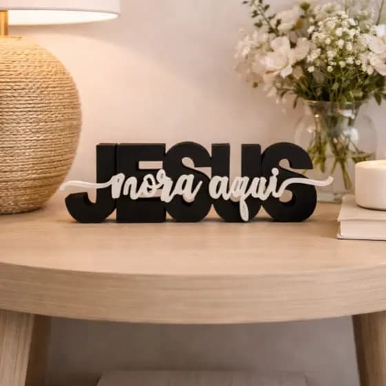 Letreiro Decorativo Enfeite Jesus Mora Aqui Cristo Vive Ore e Confie – Decoração Cristã para Sala Estante Escritório