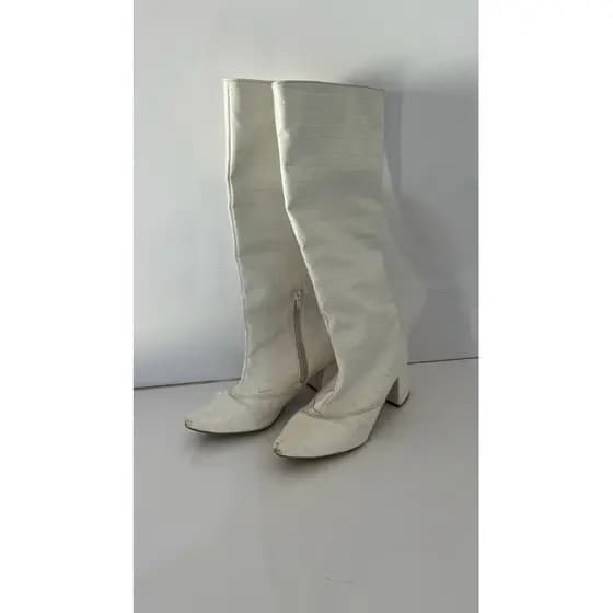 Bota branca crocodilo usada