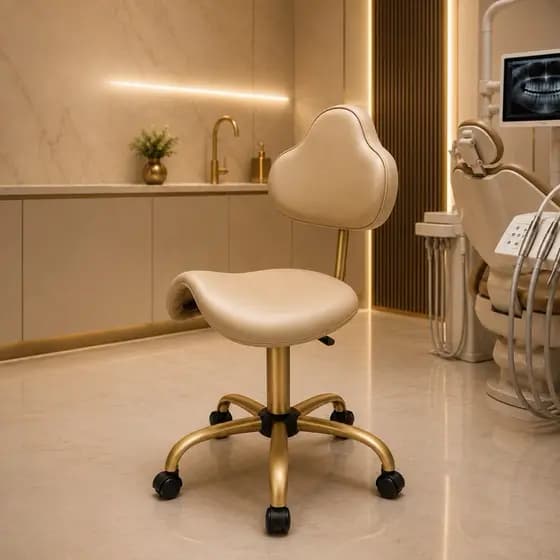 Mocho Sela Couríssimo Perolizado Com Encosto Regulável Base Dourada Giratória para Clinicas, Medicos, Estética, Dentista