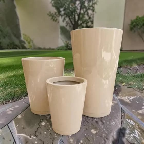 Kit 3 Vasos Polietileno Coluna Grandes P M G para Plantas Jardim e Sala Com Prato Incluso