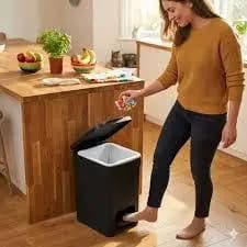 Lixeira 6L com Pedal Preta Banheiro Cozinha Fechada Anti Odor Anel Fixador Saco Lixo
